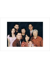 作者王翠蓮（二排左二）和母親、夫羅禮（二排右一、二）及兒子、媳婦、孫子合影。之照片