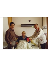 岡山榮家家主任范垂聲（右）於春節前夕訪慰住院榮民，讓榮民備感窩心。（郇正平攝）之照片