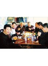歷經了58個寒暑，劉春新先生（右四）終於返鄉和親人歡度團圓年。之照片