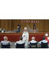 彰化榮家榮民欣賞學子們京劇與綜藝內容結合的另類精采表演。（陳倩洵攝）之照片