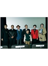 陳總統（右三）、呂副總統（右二）與榮民劉必稼（左三）於「石頭夢」首映會合影。（總統府提供）之照片