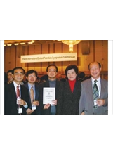力博宏（中）參加「國際誘發電位研討會」獲得「青年研究者大賞」。      （蘇澳榮院提供︶之照片