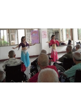 高雄榮總屏東分院附設護理之家邀請舞蹈老師們表演美妙舞蹈。（廖郁琳攝）之照片