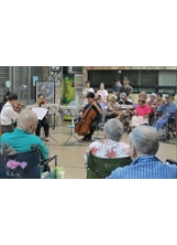 愛心弦樂四重奏前往臺北榮總蘇澳分院，為住院病患與家屬演奏優美中西樂曲。（黃國芬攝）之照片