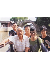 江榮坤（後排左一）與父親（前排左）、妻子（前排右）、子女一起前往大陸旅遊時合影。之照片