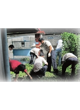 鳳林榮院社工及替代役男協助鍾老太太清掃家園。（曾祥瑞攝）之照片