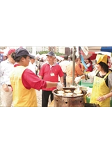 宜蘭縣榮服處於園遊會推出宜蘭名產—三星蔥餅，香氣四溢，吸引許多嘗鮮人潮。之照片