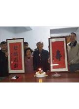 榮民彭紹新老先生（右二）歡度百歲壽誕，臺北市榮服處處長薛幼菊（右一）前往賀壽，並轉頒馬總統及行政院吳前院長壽屏。（呂有勝攝）之照片