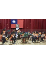 花蓮市明義國小國樂團在玉里榮院演藝廳表演悠揚樂曲，撫慰病患心情。 （羅四維提供）之照片