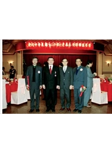 輔導會劉艾迪副秘書長（左二）、三處處長李文章（左三）及厲以剛科長（左一）於頒獎後合影留念。（張光棣攝）之照片