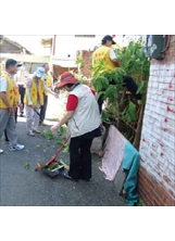 雲林縣榮服處榮欣志工協助榮民修剪樹枝，整理環境。（許淑菁攝）之照片