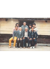 金義國先生（後排中立者）七十年間在花蓮卓溪家門前，和父母（前排中）、子女拍攝的全家福。之照片