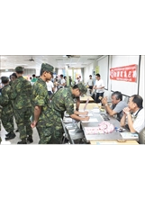 一〇一年度下半年國軍屆退官兵大部隊現場徵才活動，於左營海軍新兵訓練中心舉行。（潘家寧提供）之照片