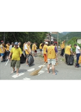 臺北榮總員山分院病友熱心為內城社區清掃街道。（王嘉偉攝）之照片