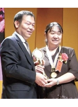 榮民莊苹（ 右）榮獲醫療奉獻獎，由臺北市衛生局長林奇宏頒獎表揚。（莊苹提供）之照片