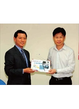 正聲廣播公司董事長劉本善（左）致贈輔導會二百臺收音機，由副秘書長施慧敏（右）代表接受。（孫利安攝）之照片
