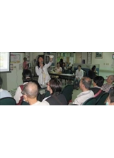 臺中榮總埔里分院醫護人員，為糖尿病友講解正確的飲食觀念。 （李淑慈提供）之照片