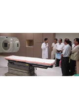 嘉義分院癌症治療中心主任吳清德（左一），為市議員及里長介紹抗癌新設備「直線加速器」。（林大偉攝）之照片