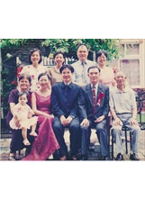 鍾曹如、林清月夫婦（前右二、左一）主持小兒婚禮後和大哥、兒女、媳婦合影。之照片