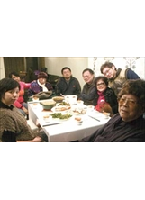 鄒廣仁、賴綢夫婦（右一、左三）和兒女、媳婦合影，右五為他們撫養長大的吳隆安。之照片