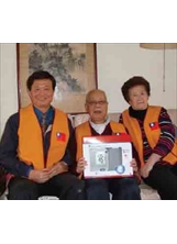 溫哥華榮光聯誼會理事長王蓉強（左）日前偕其夫人及榮光會幹部，訪視二十三位年長及獨居會員，致贈血壓計，表達關懷。之照片