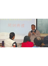 訓練中心主任孫定華（致詞者），主持開訓典禮時，期勉學員珍惜學習機會，努力考取證照。 （張長茂提供）之照片