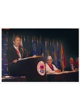 宋海笙副秘書長（左一）受邀出席美國韓越戰退伍軍人協會年會時致詞。（輔導會提供）之照片