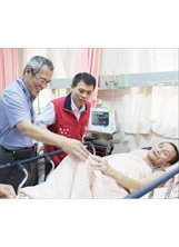北榮新竹分院副院長李文俊（左）與新竹縣衛生局長殷東成（中），慰問安置院內的災民。（張艾琪攝）之照片