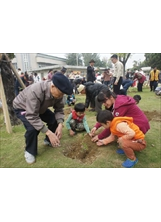 雲林縣榮服處榮欣志工協助遺眷謝罔（左一）清理居家環境。   （魏文奇攝）之照片