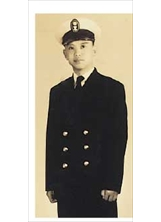 民國五十二年，朱成才於海軍太昭艦擔任雷達上士時，拍攝戎裝照留念。之照片