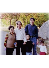 余俠、閔萬蓀夫婦（左二、一）偕同長子及孫子女出遊美國賞楓時合影。之照片