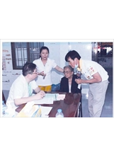 臺中榮總骨科部關節重建科主任唐國民（左一），赴越南義診時，悉心為當地民眾診治。（臺中榮總提供）之照片