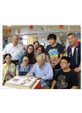 榮民遺孤為感謝胡壽宏老先生（前右二）的助學，特製專屬蛋糕與賀卡，讓胡老先生至為開心。（陳小慈提供）之照片
