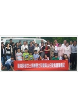 簡滄圳以母親簡黃阿却（二排左六）之名，捐贈救護車予北榮員山分院。（王貽榮攝）之照片