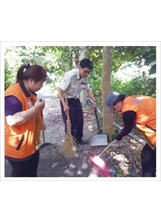 臺東縣榮服處榮欣志工及替代役男，協助年長獨居榮民清掃環境。（劉桂香攝）之照片