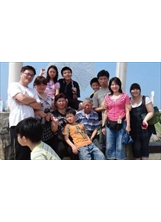 民國一○一年夏，鮑世芳、陳鳳蘭夫婦（中坐者右、左）和兒孫出外旅遊時合影。之照片