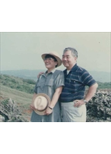 呂夢顯、張俊霞夫婦（右、左）出外旅遊時合影。之照片