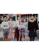 民國八十五年夏天，李漢宗、蘇筱喻夫婦（左三、右二）偕兒孫參加三子畢業典禮。之照片