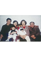 民國八十一年元旦，鄧貴榮、林純夫婦（右一、二）和長子、媳、孫及侄子於家中合影。之照片