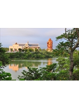 搭乘「臺灣好行─獅山專線」，除可欣賞幽靜湖景、彌勒大佛及吊橋美景外，也可品嚐美味的客家菜。（圖片提供／新竹縣政府）之照片