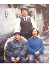 作者在屏東潮州眷村舊家與父母親合照。（圖片提供／陳金生）之照片