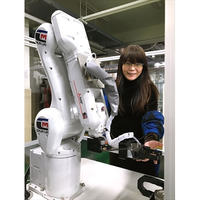 機器手臂讓李玉華在「智動化與機器人班」的教學更具效果。（圖／鍾祖豪）