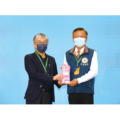 國科會副主委林敏聰（左）頒發TSAA台灣永續行動獎之銀獎，由屏東榮家家主任王少谷（右）代表領獎。（圖／屏東榮家）