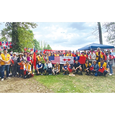 西雅圖榮光聯誼會在紐卡斯爾海灘公園慶祝國慶，支持擁護中華民國。（圖／僑委會）