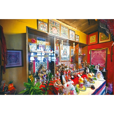 精舍二樓佛堂，是活佛禪修的地方，密宗色彩濃厚。（圖／林建榮）