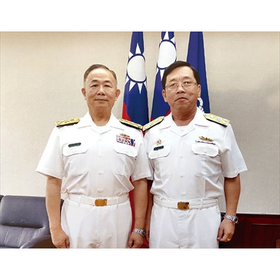 作者許培山（右）在海軍副司令任內，獲司令陳永康上將（左）授權，參與協調經國七海文化園區事宜。 （圖／許培山）