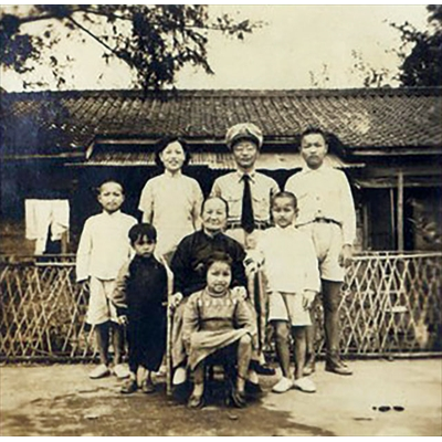 作者嚴長生（中排右一）於左營自助新村的全家福合照，留下早年克難生活的歷史記憶。（圖／嚴長生）