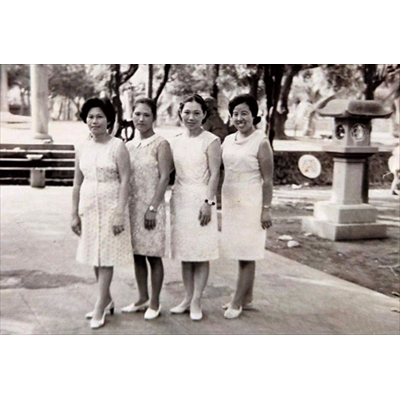 作者馬國麟母親馬陳月雲女士（左三）與三位摯友合照，她們的夫婿均為黃埔二十期，身上都散發著眷村媽媽特有的氣質。（圖／馬國麟）