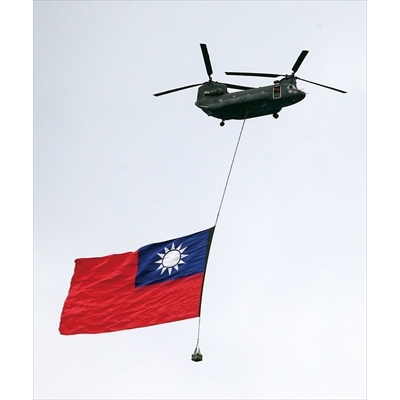 CH-47SD契努克直升機吊掛巨幅國旗，通過總統府上空。（圖／本刊編輯部）