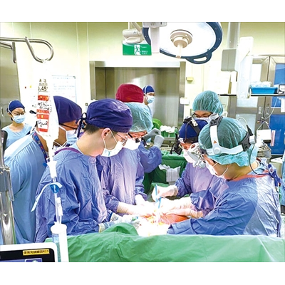 中榮心肝腎團隊於大年初二加班，自大愛器捐者林先生身上取下器官，準備移植。（圖／中榮）
